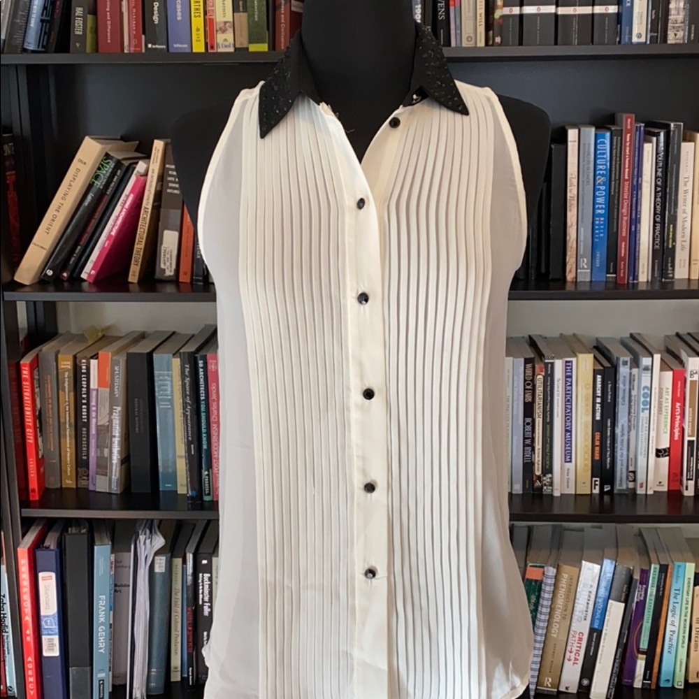 The limited dress button sleeveless shirt